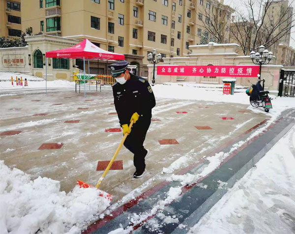 大雪過后浩盾隊(duì)員及時(shí)掃